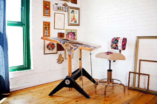 For a cohesive look, Jeanne suggests thrifting a vintage painting, “extracting colors that are in that piece and finding other colors that will work harmoniously together.” In this space, Jeanne stuck with a vintage floral motif. (Photo: Christine Dirkschneider Ballard)