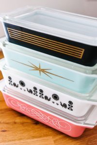 Four rare vintage Pyrex dishes