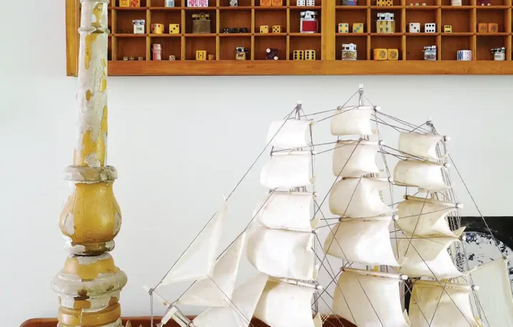 easy upcycling idea display small vintage objects on a shelf