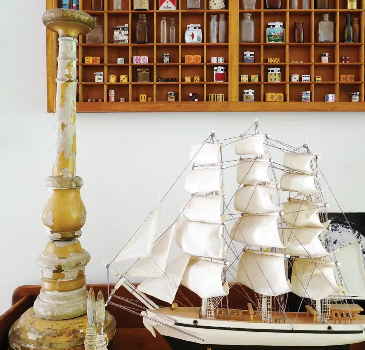 easy upcycling idea display small vintage objects on a shelf