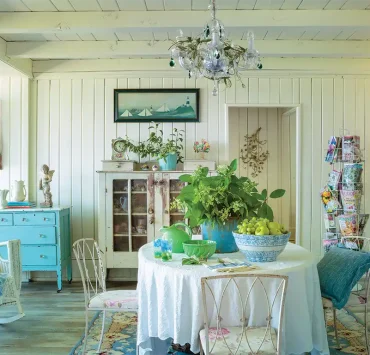 nautical and floral decor in cottage by the bay